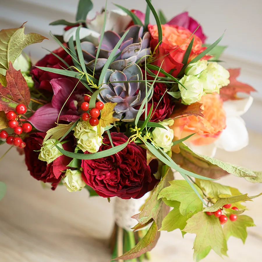 Cвадебный букет из роз и орхидей с эхеверией и калиной (00611)