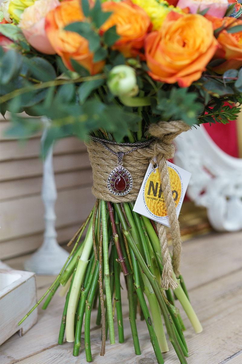 Букет из роз, ранункулюсов и тюльпанов с эхеверией, тилландсией и эрингиум (00766)
