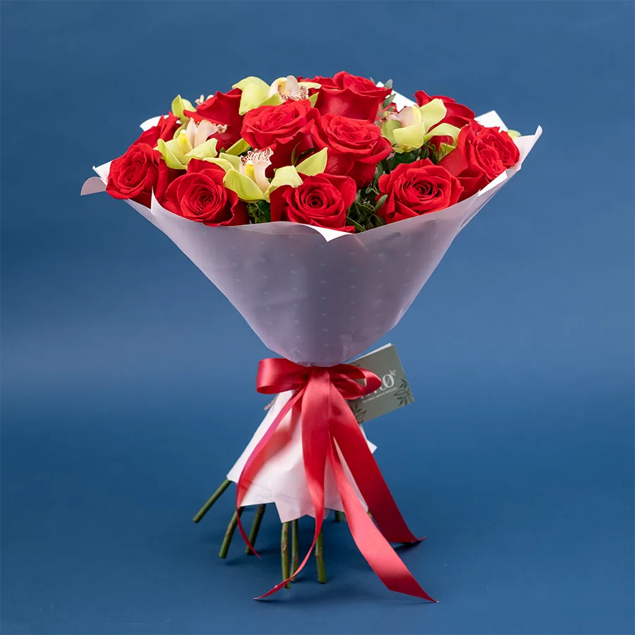 Букет из 23 цветов — красных роз Фридом и зеленых орхидей Цимбидиум (02432)