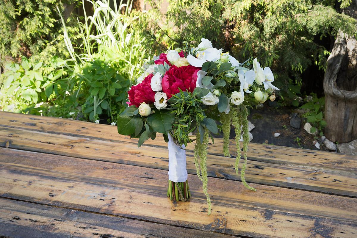 Каскадный свадебный букет из пионов, роз, орхидей, эустом и эхеверий (00541)