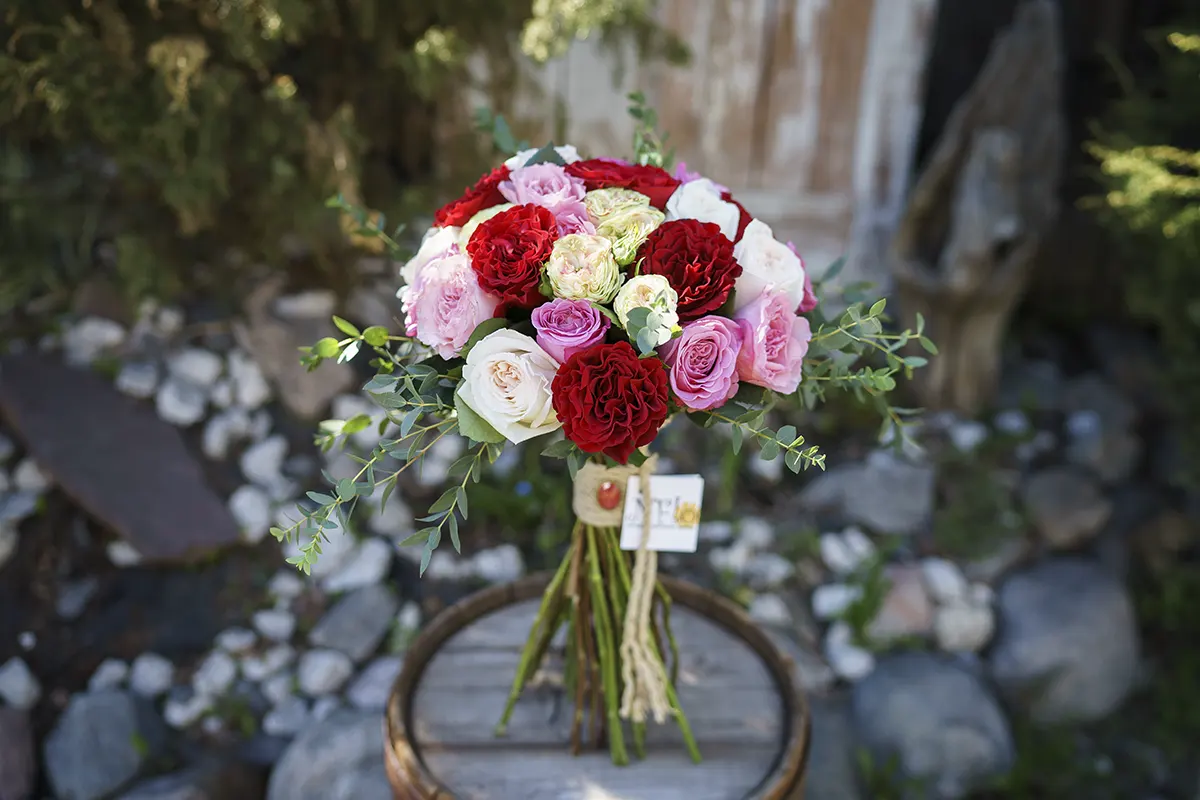 Букет из 29 ярких садовых пионовидных роз (00435)