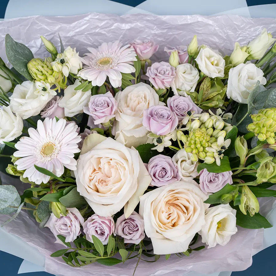 Букет из ароматных садовых роз, кустовых роз, эустом, альстромерий и гербер (02680)