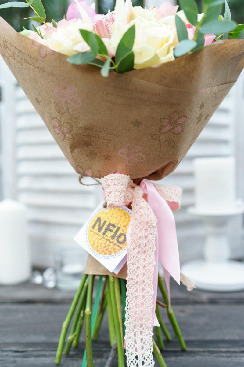 Букет из роз, орхидей и калл в крафт-бумаге (00838)