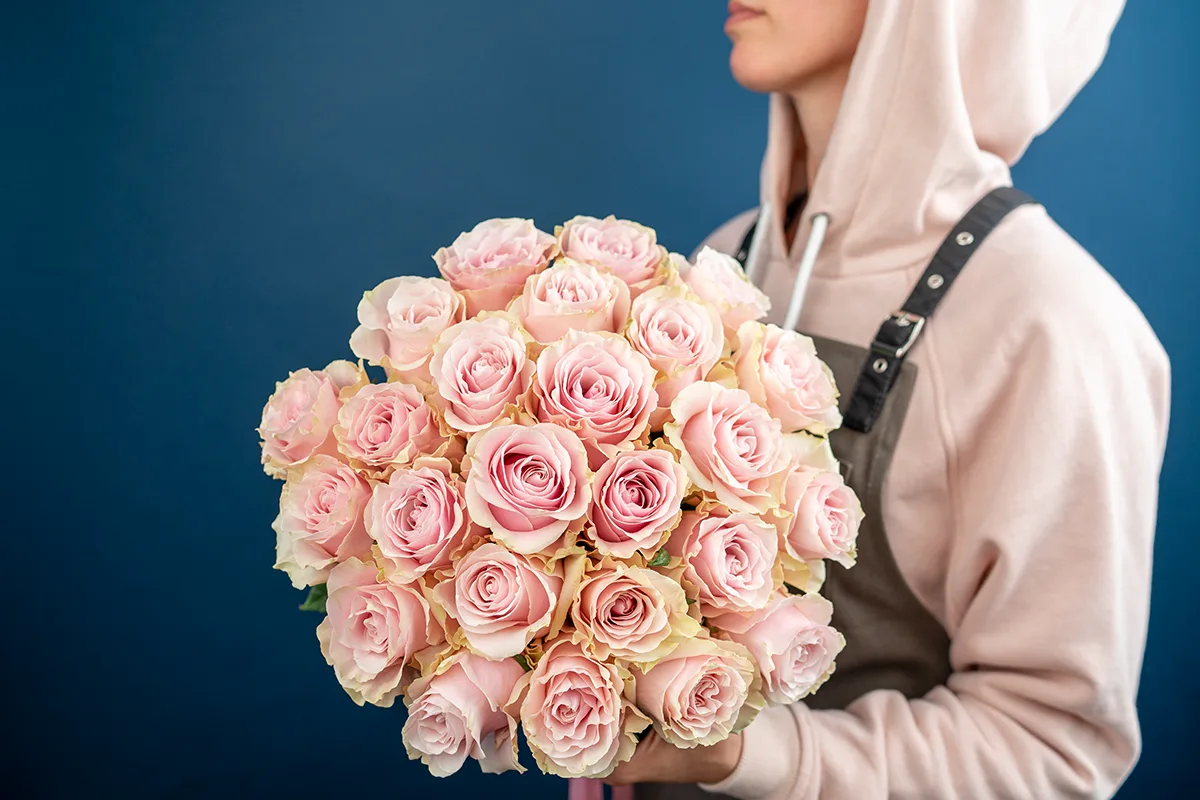 Букет из 25 розово-кремовых роз Пинк Мондиаль (01557)