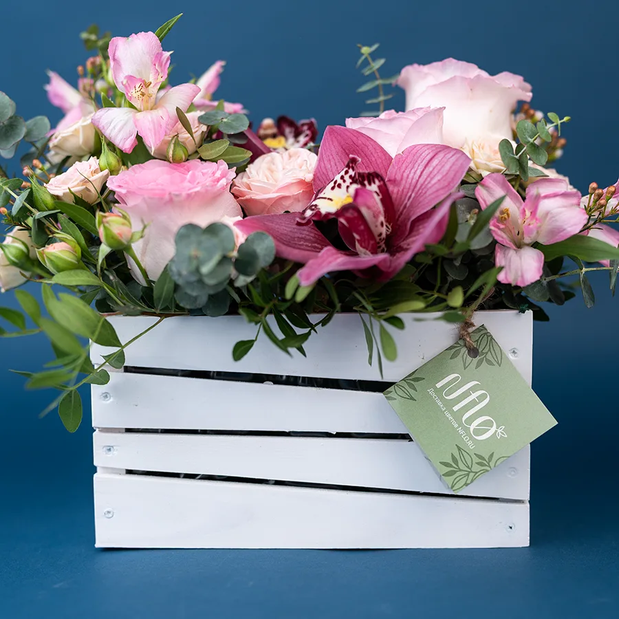 Композиция с розами, орхидеями и альстромериями в ящике (02974)
