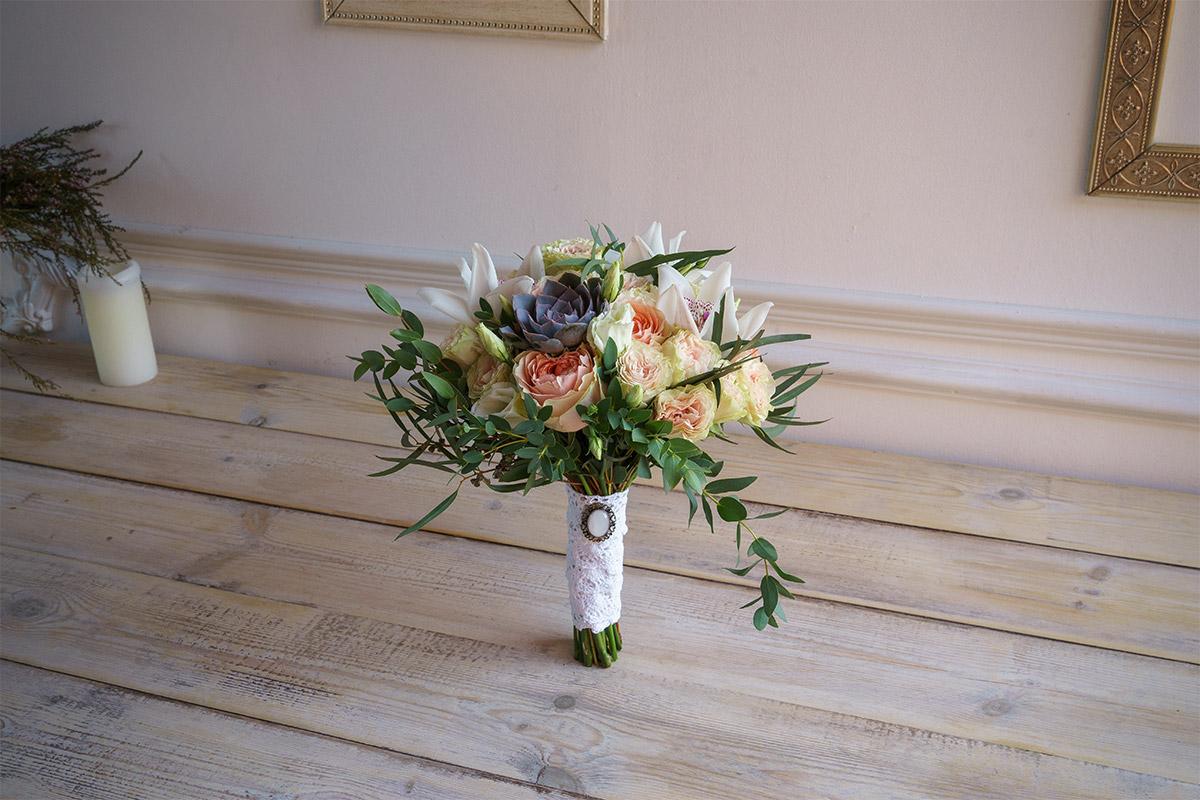 Свадебный букет из роз, орхидей и эустом с эхеверией (00607)