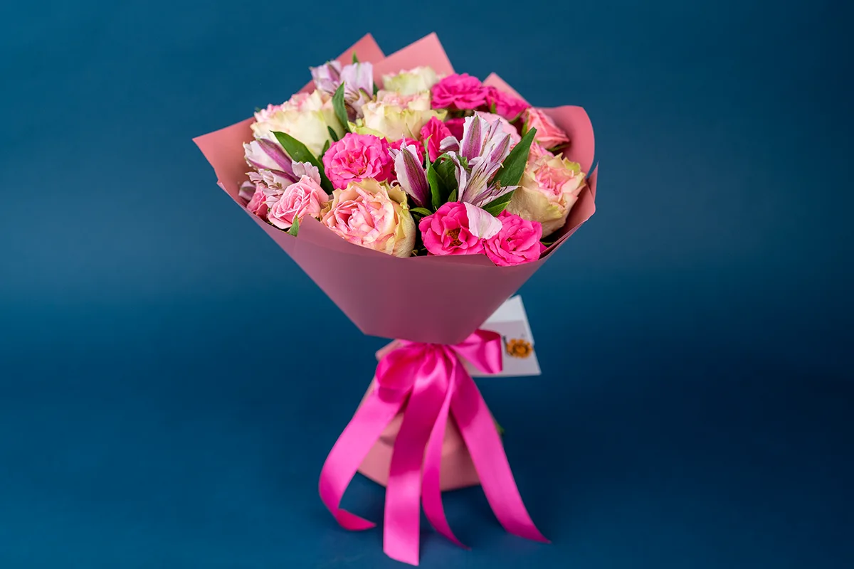 Розовый букет из роз, кустовых роз и альстрёмерий (01375)