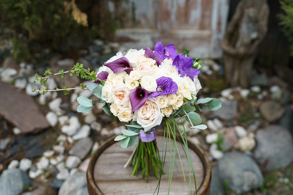 Букет невесты в форме сердца из пионов, роз, орхидеи Ванда и калл (00962)