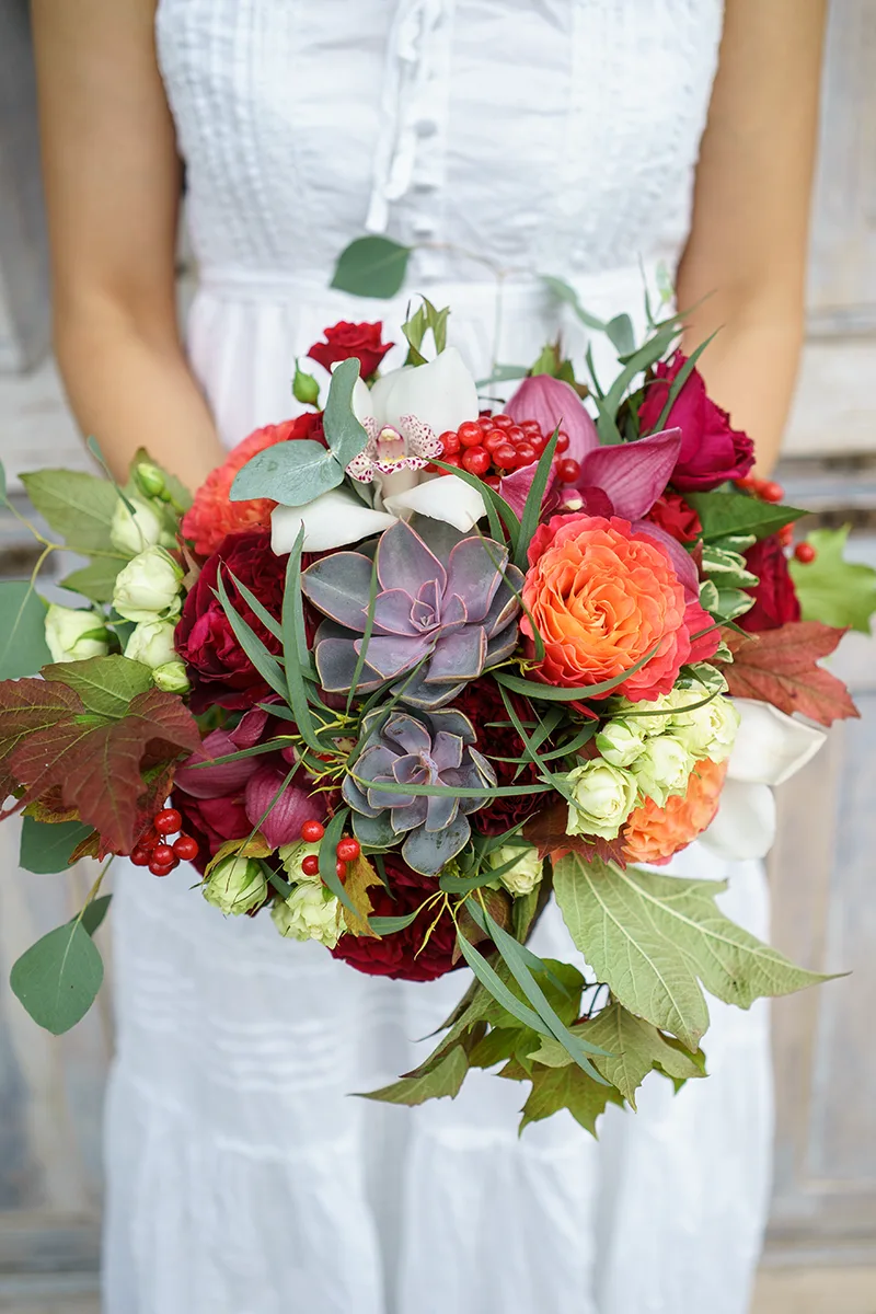 Cвадебный букет из роз и орхидей с эхеверией и калиной (00611)