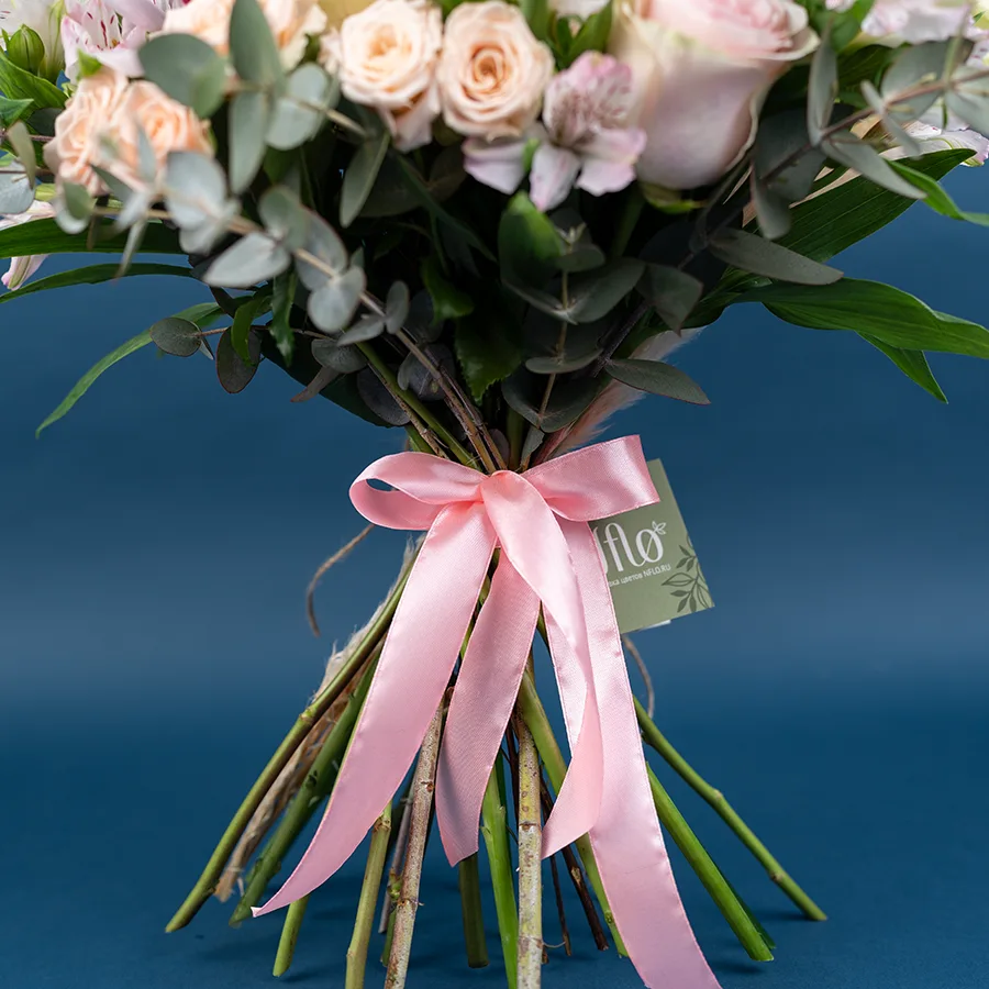 Букет из роз, кустовых роз, орхидей и альстромерий (03839)