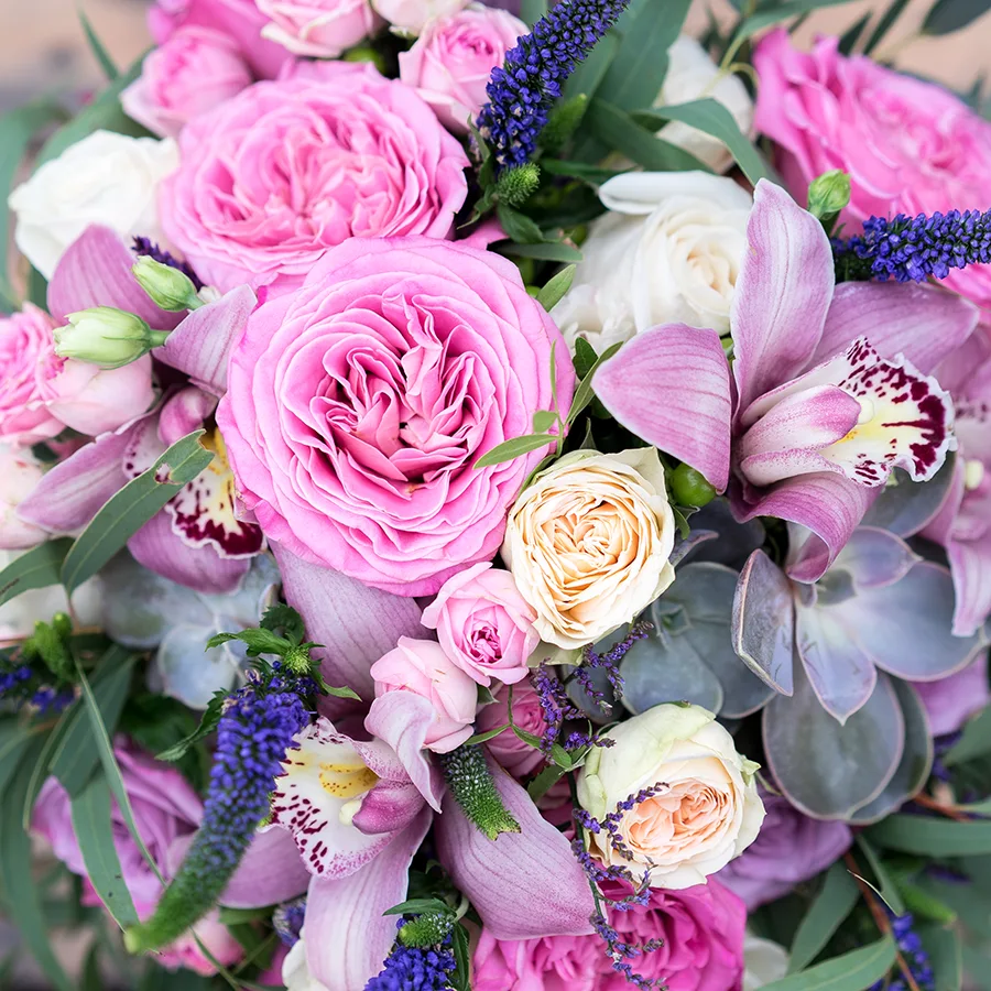 Cвадебный букет из роз, орхидей и эустом с эхевериями (00590)