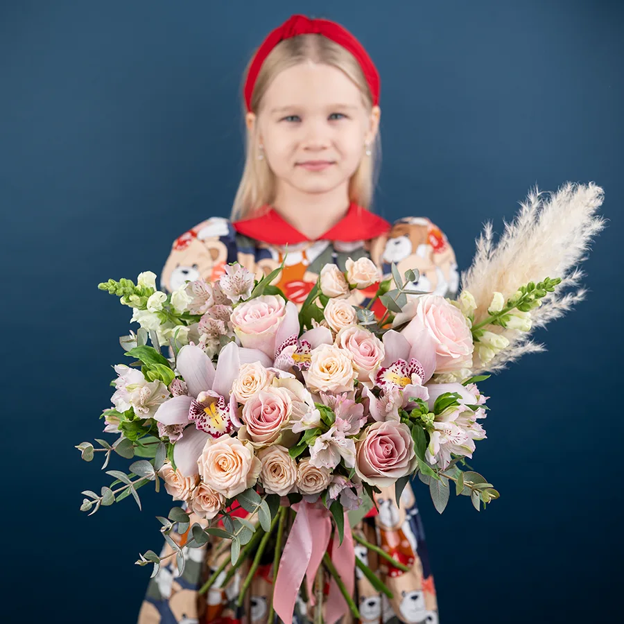 Букет из роз, кустовых роз, орхидей и альстромерий (03839)