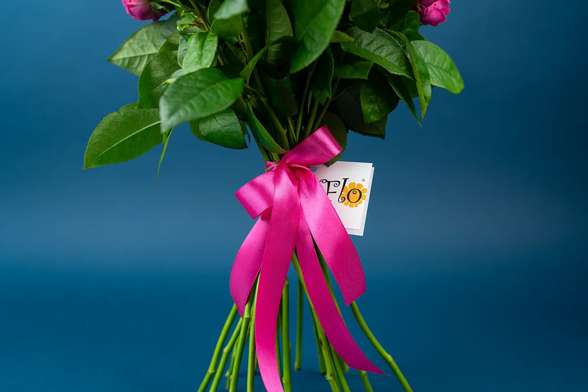 Букет из 19 малиновых кустовых роз Классик Сенсейшн (01351)