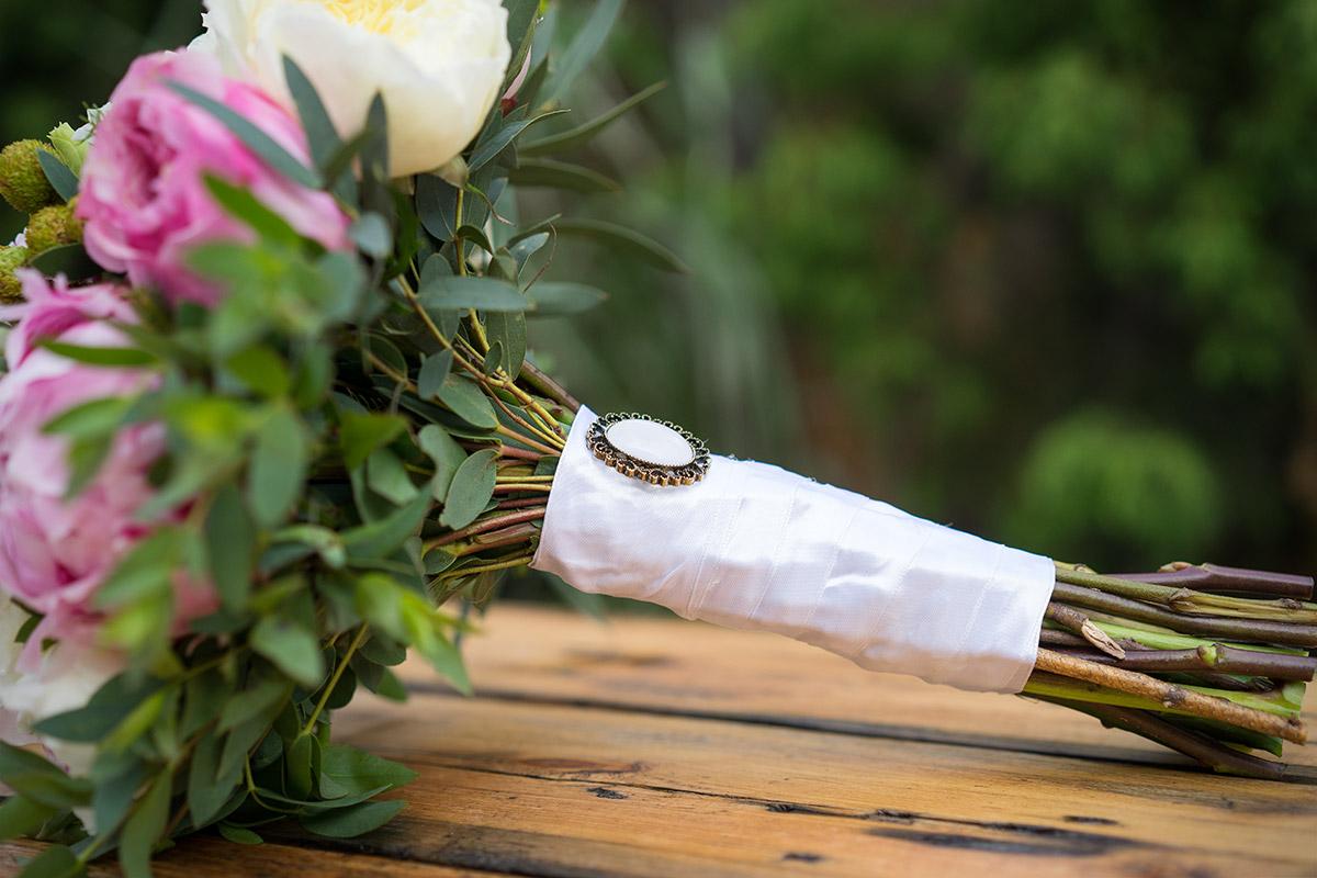 Свадебный букет из пионов, роз Дэвида Остина, эустом и эхеверий (00555)