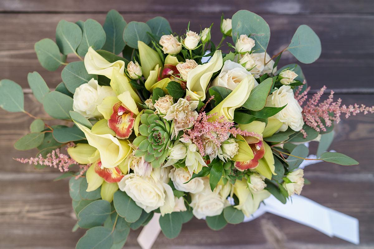 Букет невесты из роз, калл и орхидей с эхеверией (00834)