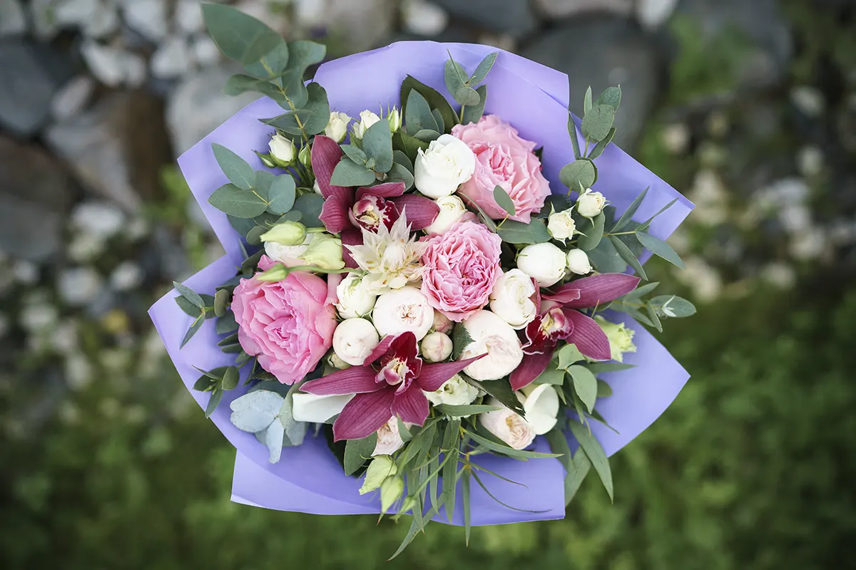 Букет из роз, кустовых роз, орхидей, эустом и калл (00982)