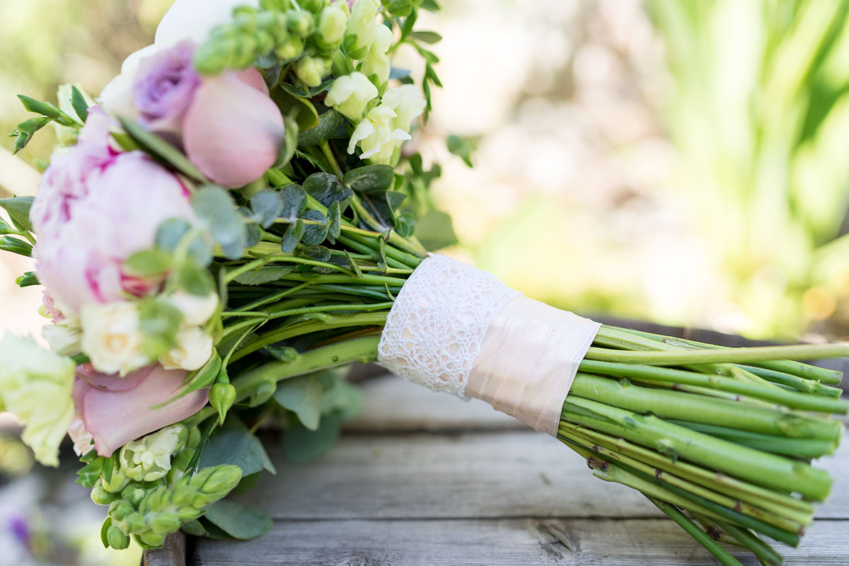 Букет невесты из белых пионов, сиреневых роз, эустом и фрезий (01044)