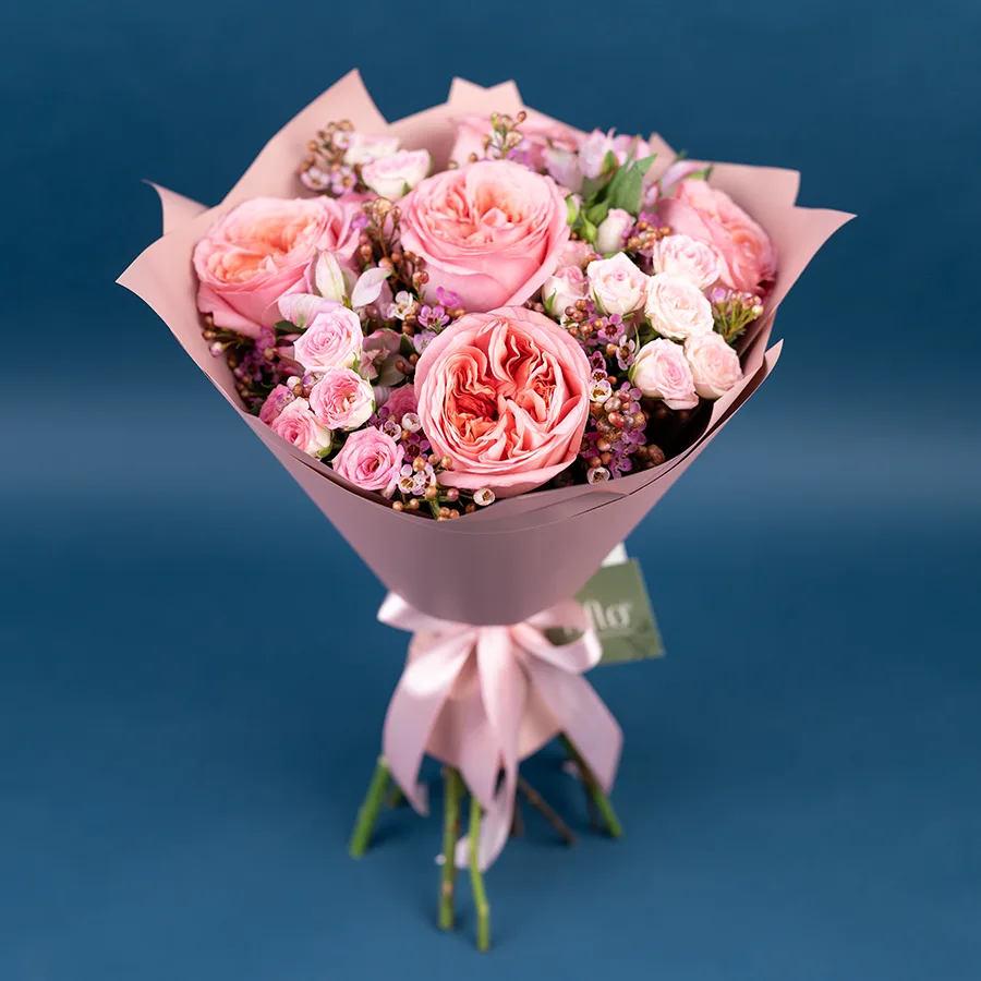 Букет из роз, кустовых роз и альстромерий с хамелациум (03840)