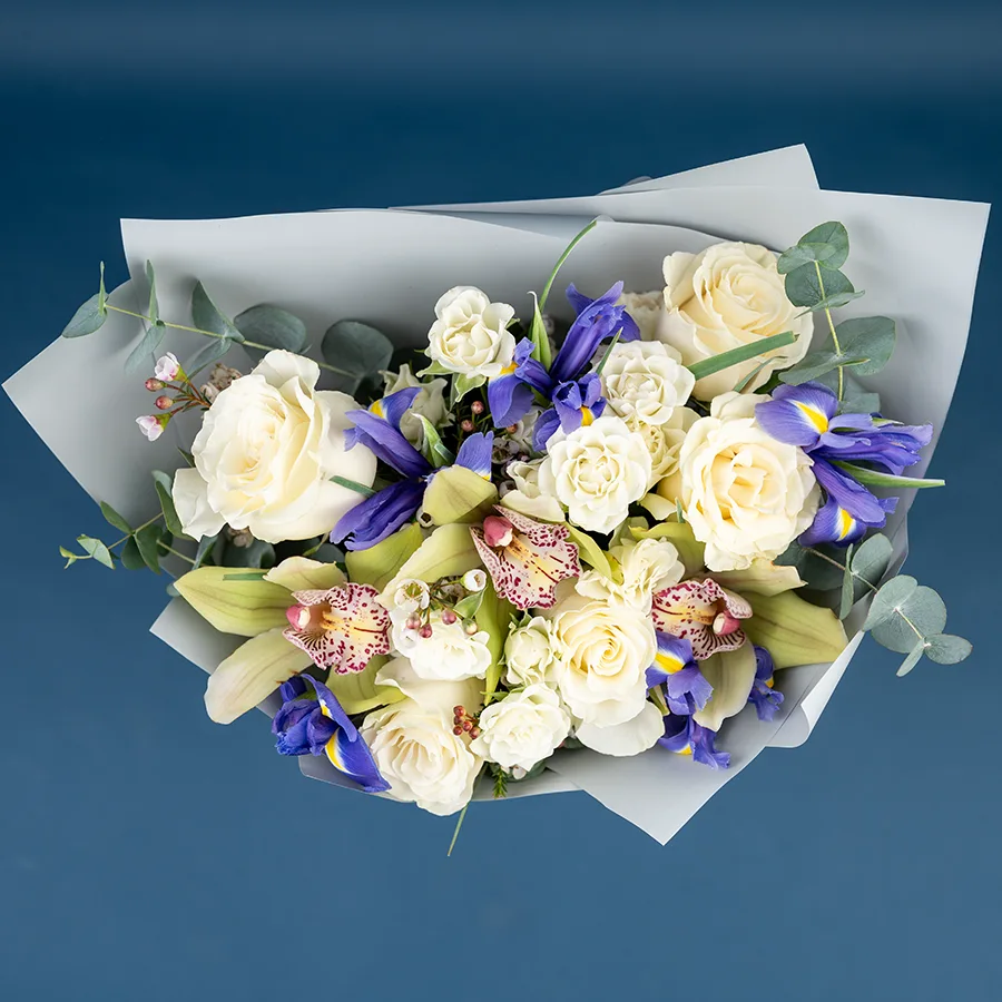 Букет из роз, кустовых роз и орхидей (03866)