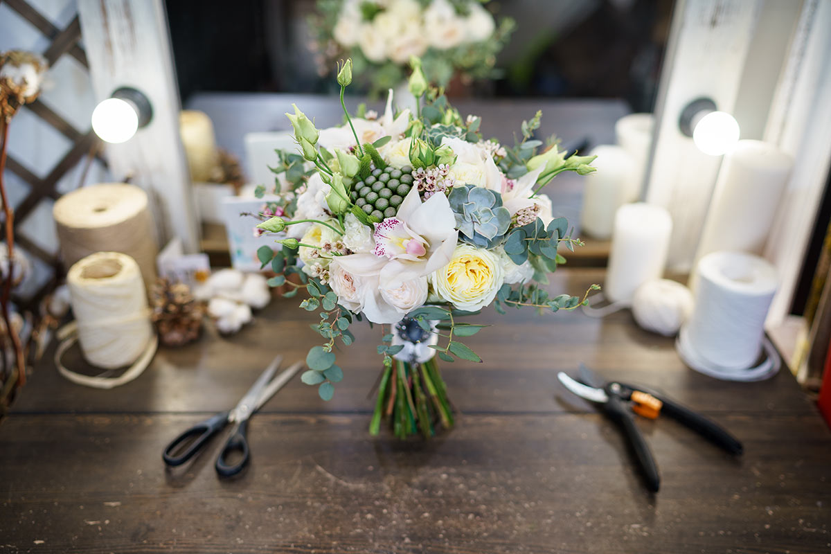 Букет невесты из роз, орхидей, ранункулюсов и эустом с эхевериями и хлопком (01016)