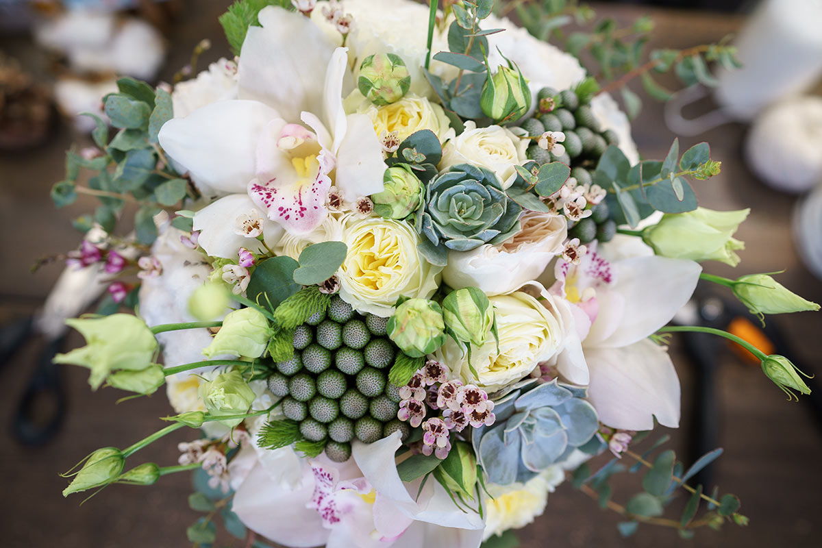 Букет невесты из роз, орхидей, ранункулюсов и эустом с эхевериями и хлопком (01016)