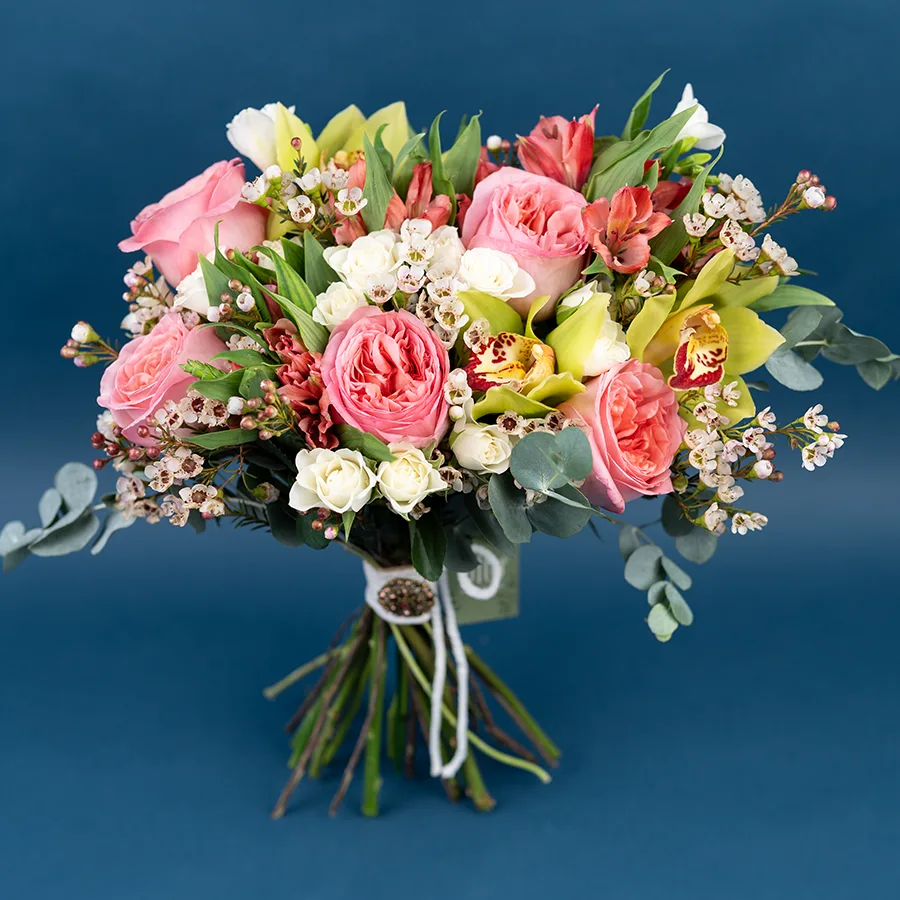 Букет из роз, орхидей, альстромерий и фрезий с хамелациум (03841)