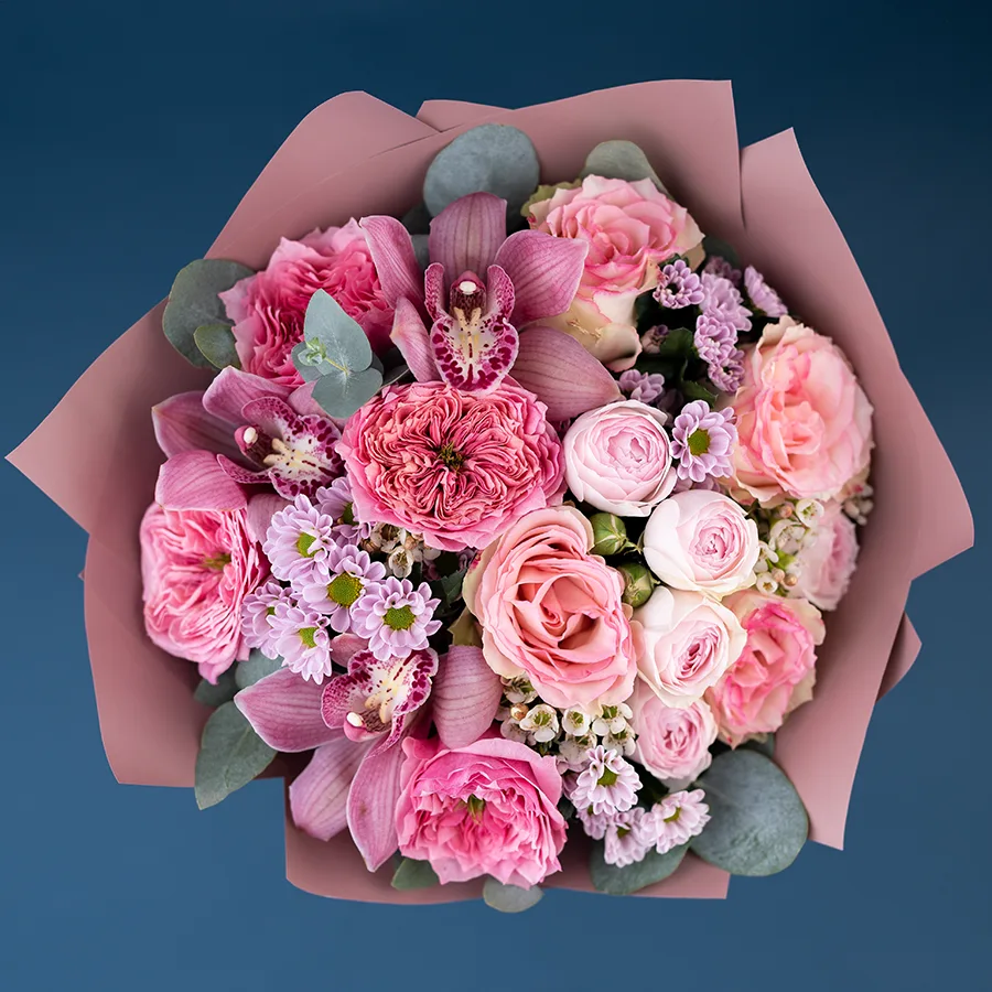 Букет из пионовидных роз, кустовых роз, орхидей и хризантем (02842)