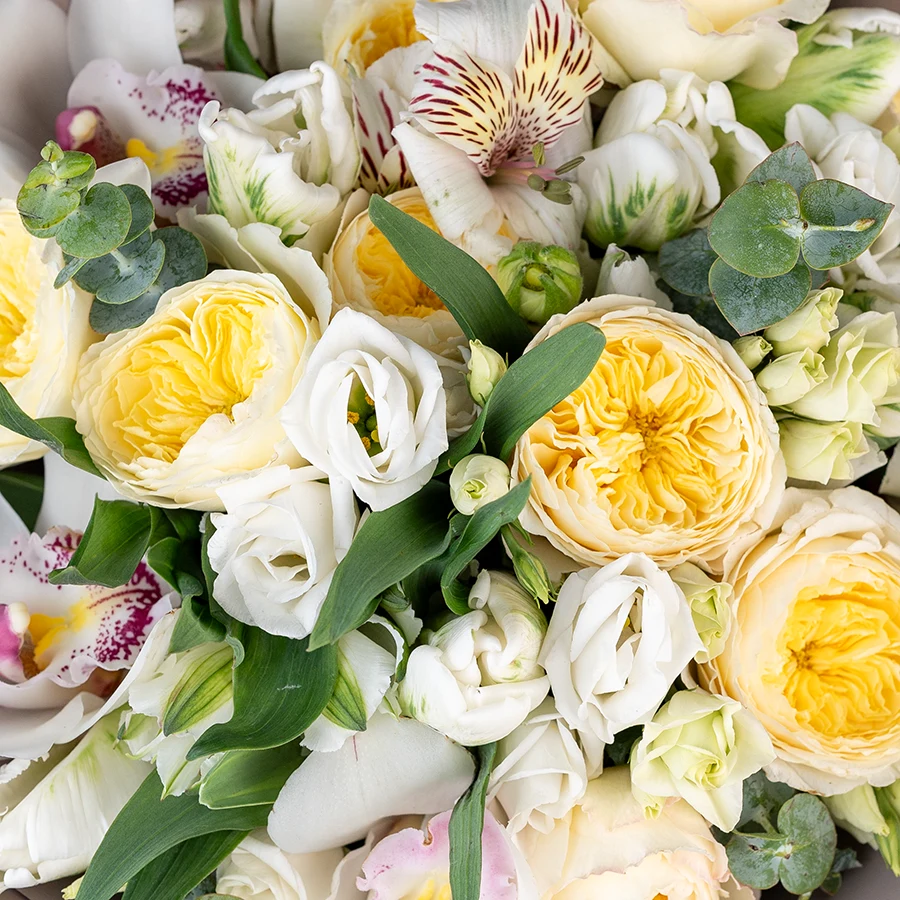 Букет из садовых роз, орхидей, эустом, тюльпанов и альстромерий (03083)