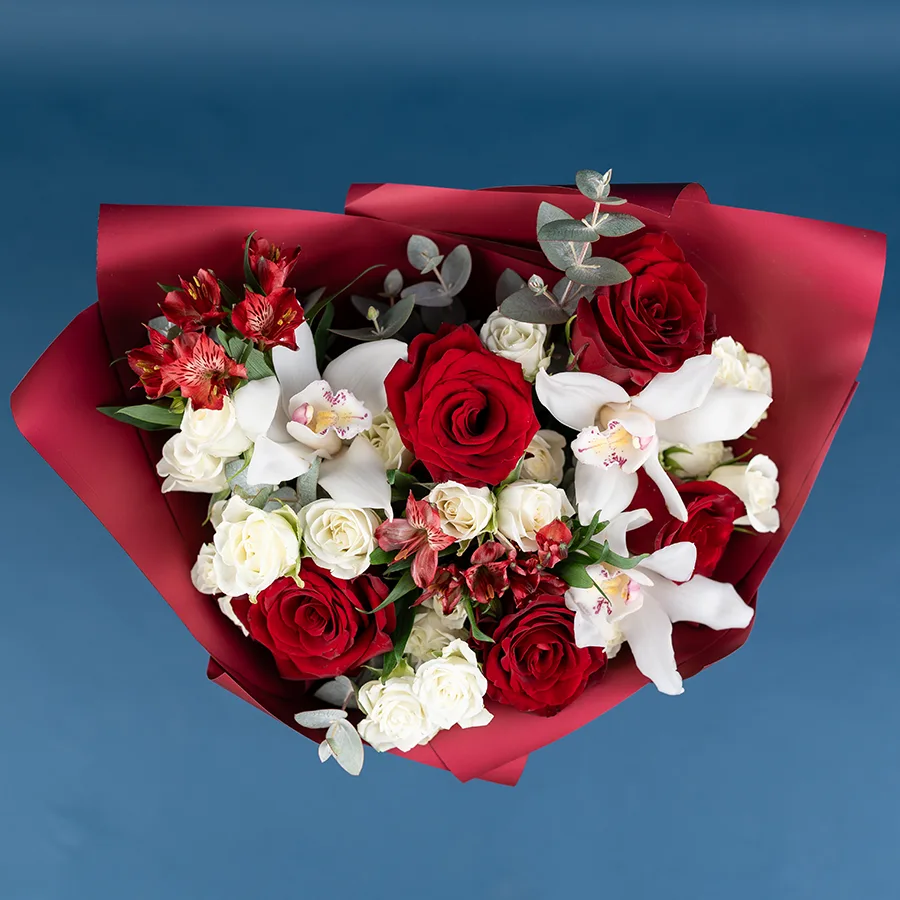 Букет из роз, кустовых роз, орхидей и альстромерий (03838)