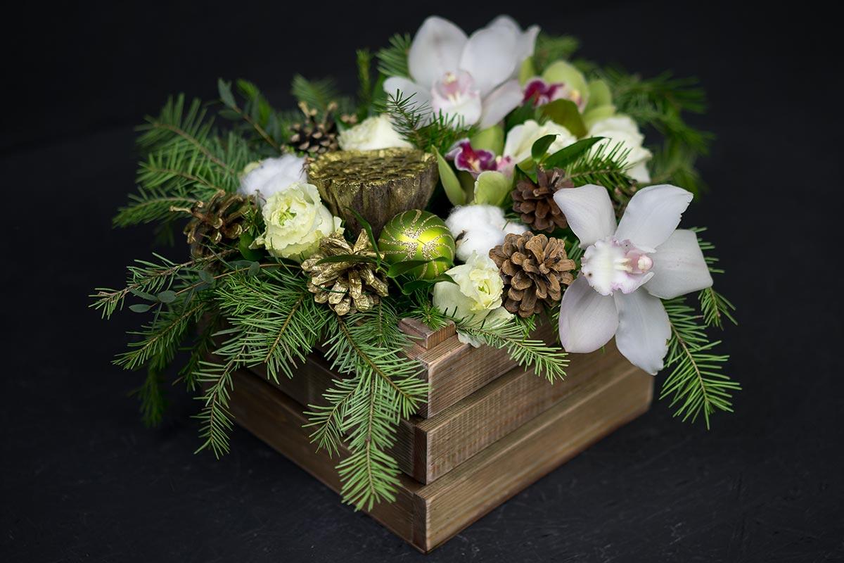 Свадебная композиция из роз и орхидей в деревянном ящике (00701)