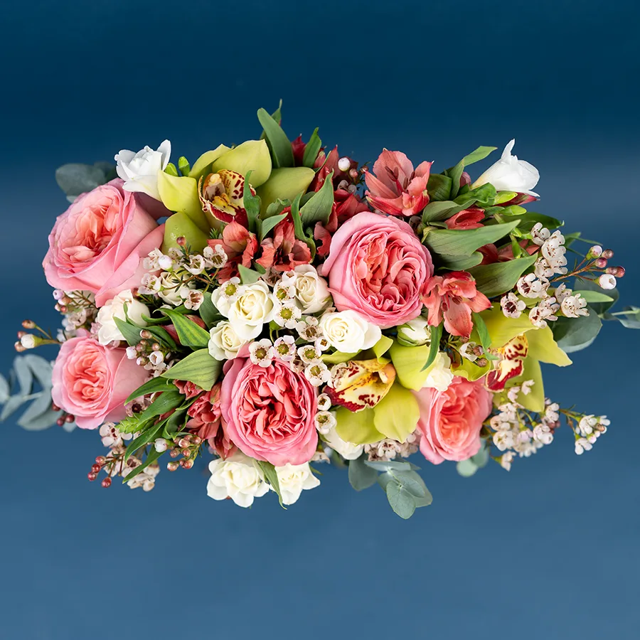 Букет из роз, орхидей, альстромерий и фрезий с хамелациум (03841)