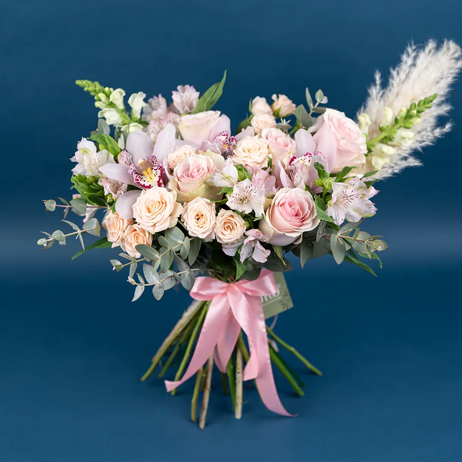 Букет из роз, кустовых роз, орхидей и альстромерий (03839)