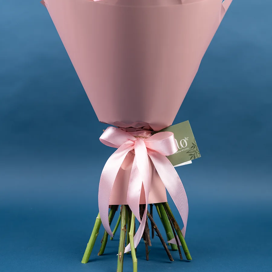 Букет из роз, кустовых роз и альстромерий с хамелациум (03840)