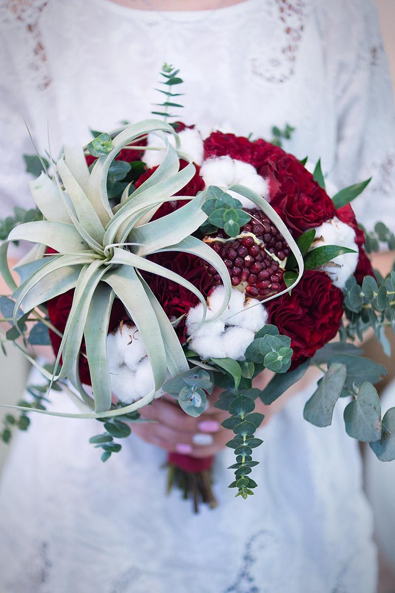 Свадебный букет из бордовых роз и тилландсии с хлопком и гранатом (00420)