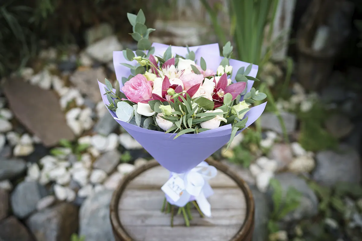 Букет из роз, кустовых роз, орхидей, эустом и калл (00982)
