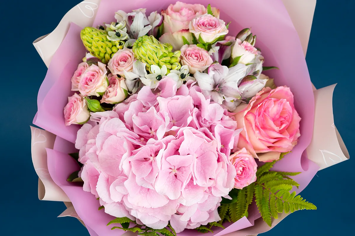 Букет из розовой гортензии, роз, кустовых роз и альстромерий (01661)