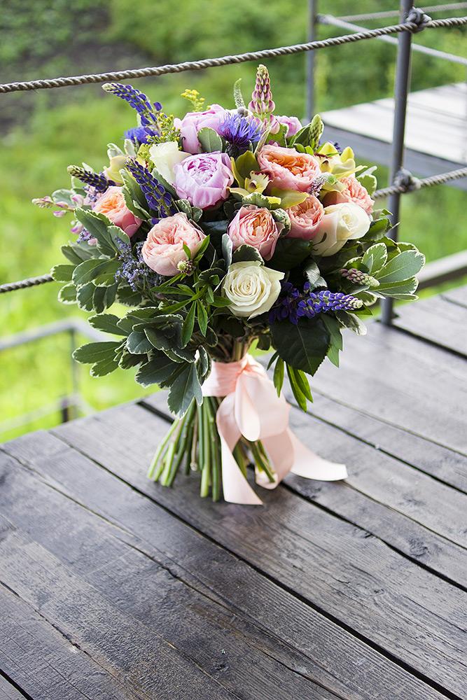 Букет из пионовидных роз, пионов, орхидей и васильков (00251)