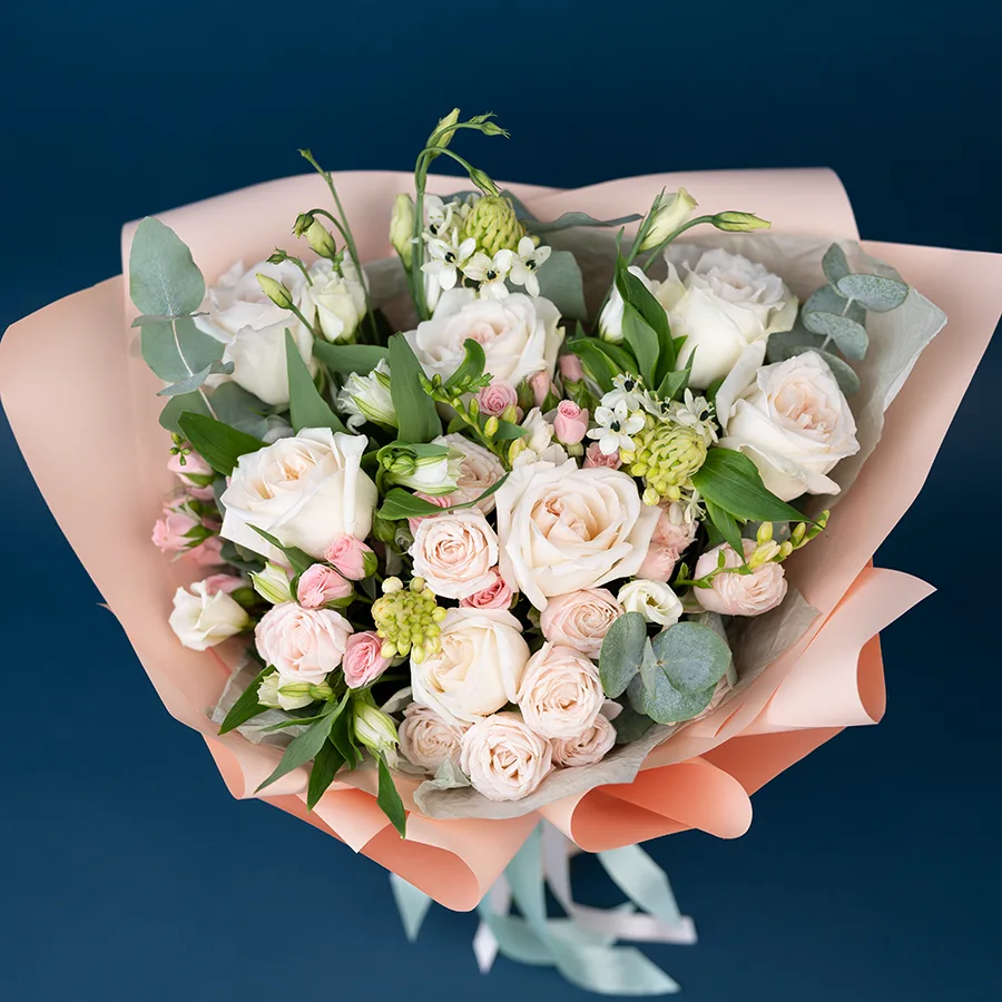 Букет из ароматных садовых роз, кустовых роз, эустом, фрезий и альстромерий (02645)