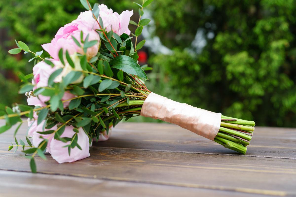 Свадебный букет из медовых пионов и кустовых роз (00797)