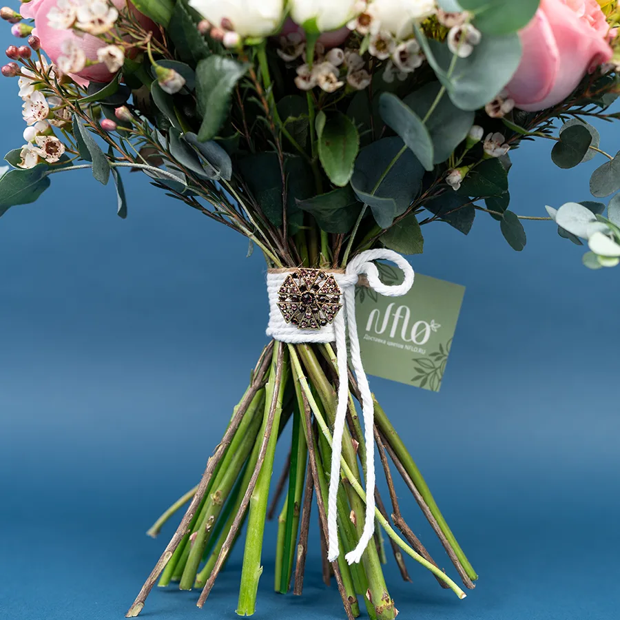 Букет из роз, орхидей, альстромерий и фрезий с хамелациум (03841)