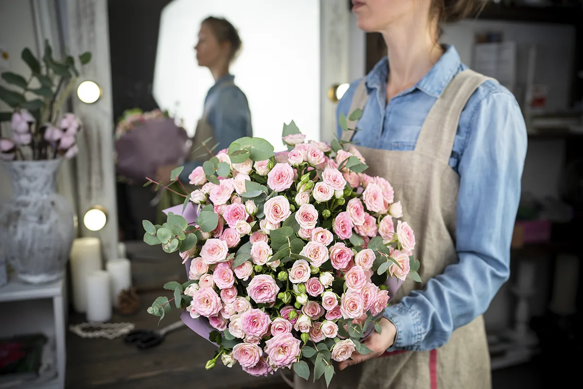 Букет из 25 розовых кустовых роз Креми Твистер (01103)