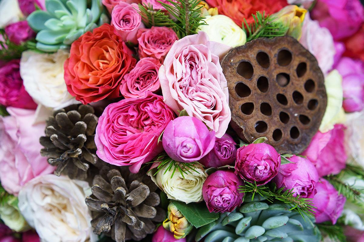 Букет из роз, тюльпанов и ранункулюсов с шишками, лотосом и эхевериями (00689)