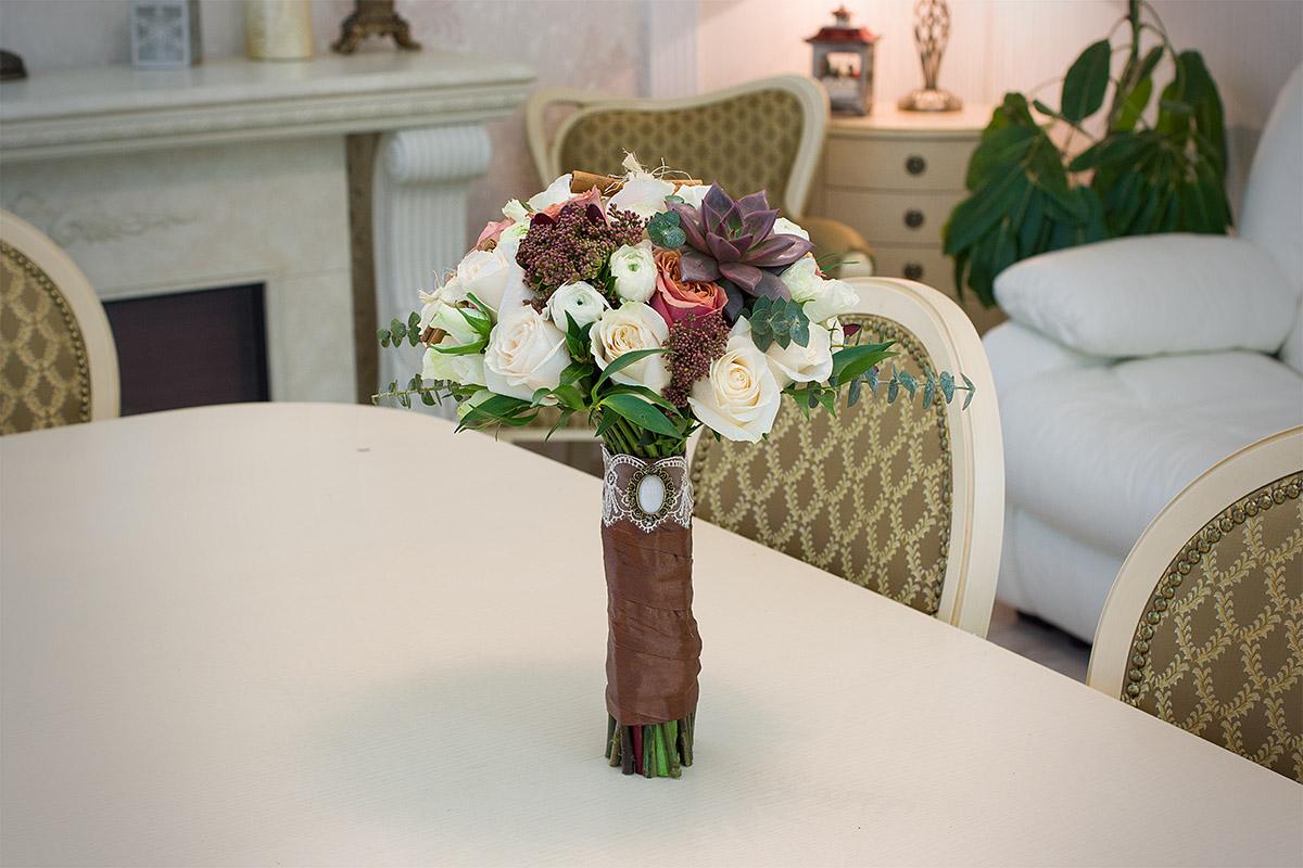 Свадебный букет из роз, ранункулюсов и эхеверии с корицей (00451)
