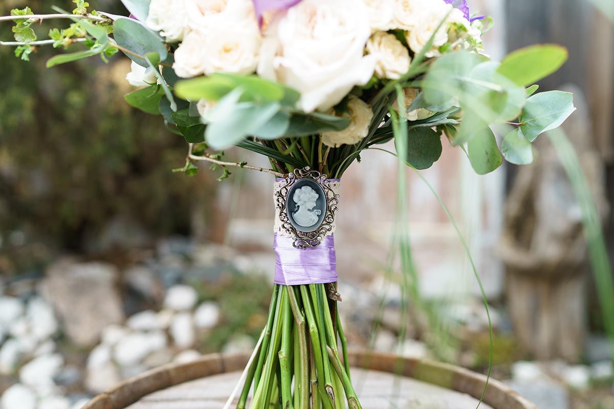 Букет невесты в форме сердца из пионов, роз, орхидеи Ванда и калл (00962)