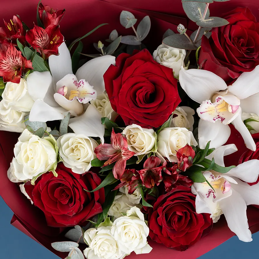 Букет из роз, кустовых роз, орхидей и альстромерий (03838)