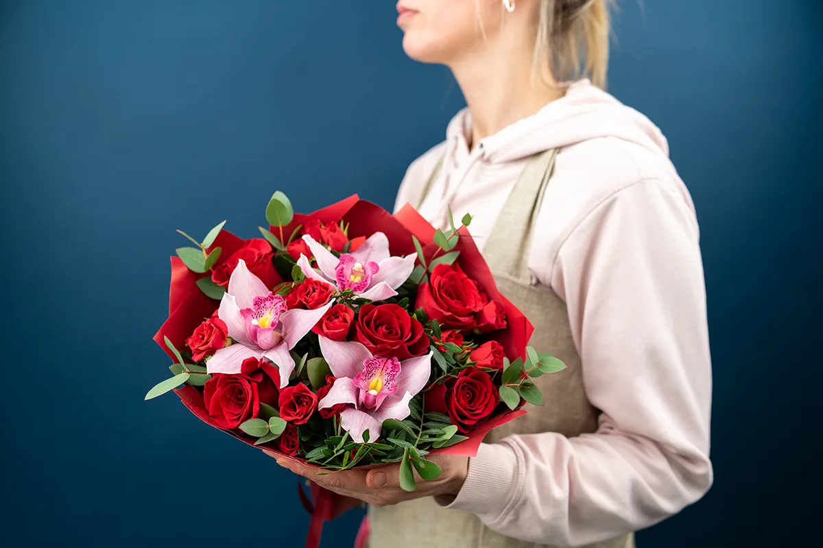 Красный букет из роз, кустовых роз и орхидей (01288)
