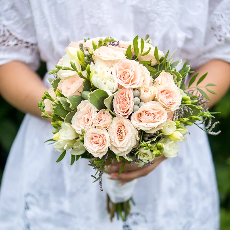 Свадебный букет из кустовых роз и фрезий (00293)