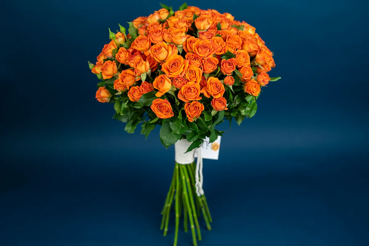 Букет из 21 оранжевой кустовой розы Бейб (01639)