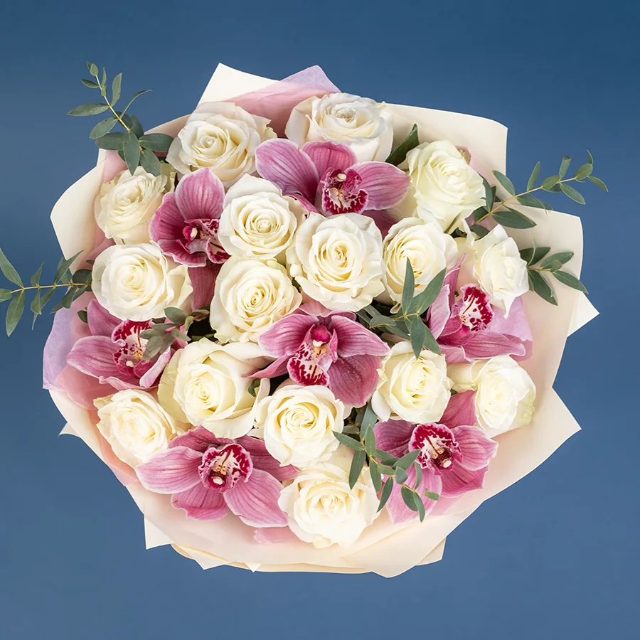 Букет из 23 цветов — белых роз Мондиаль и розовых орхидей Цимбидиум (02430)