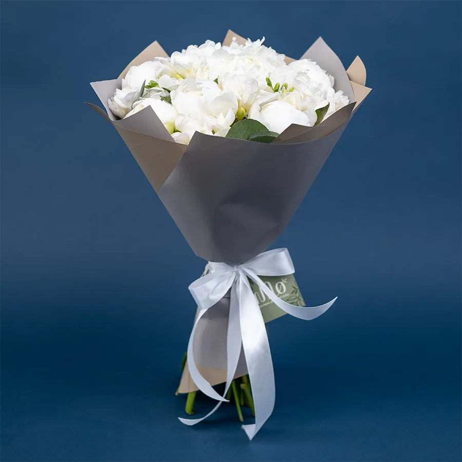 Букет из 21 цветка — ароматных белых пионов и фрезий (02529)